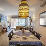 Bougainvillea Retreat, Espacioso Terraza & Parking 아파트 에스테포나