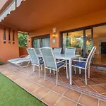 아파트 Bougainvillea Retreat, Espacioso Terraza & Parking 에스테포나
