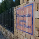 Bougainvillea Retreat, Espacioso Terraza & Parking 아파트
