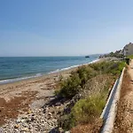 Bougainvillea Retreat, Espacioso Terraza & Parking 에스테포나