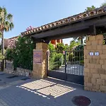 아파트 Bougainvillea Retreat, Espacioso Terraza & Parking 에스테포나