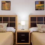 Bougainvillea Retreat, Espacioso Terraza & Parking 아파트