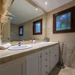 Bougainvillea Retreat, Espacioso Terraza & Parking 에스테포나