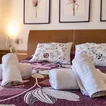 Bougainvillea Retreat, Espacioso Terraza & Parking 아파트 에스테포나