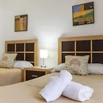 Bougainvillea Retreat, Espacioso Terraza & Parking * 에스테포나