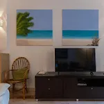 아파트 Bougainvillea Retreat, Espacioso Terraza & Parking 에스테포나