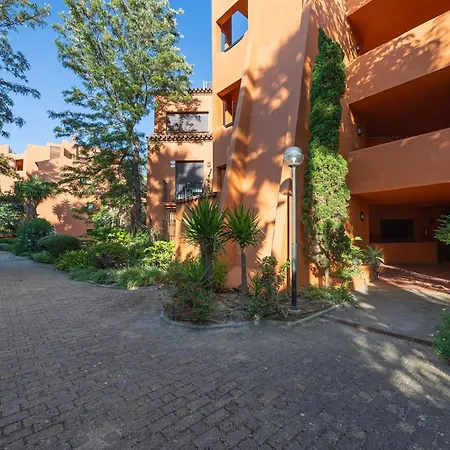 아파트 Bougainvillea Retreat, Espacioso Terraza & Parking 에스테포나