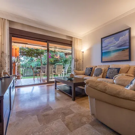 Bougainvillea Retreat, Espacioso Terraza & Parking Appartement Estepona