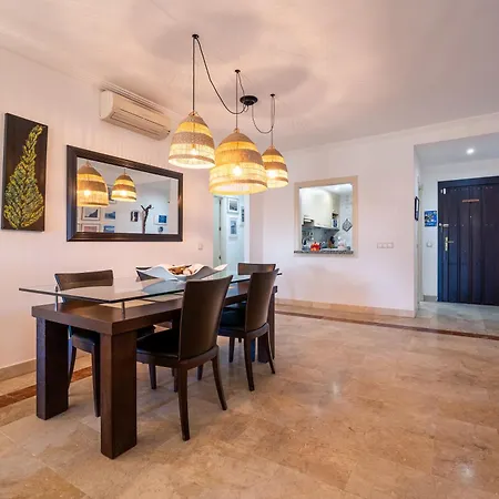 Bougainvillea Retreat, Espacioso Terraza & Parking Appartement