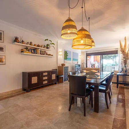 Bougainvillea Retreat, Espacioso Terraza & Parking Appartement Estepona