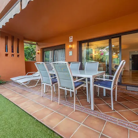 Apartman Bougainvillea Retreat, Espacioso Terraza & Parking Estepona