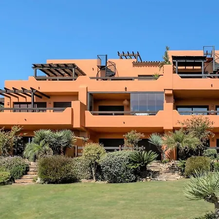 Bougainvillea Retreat, Espacioso Terraza & Parking 아파트 에스테포나