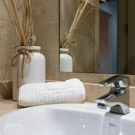 Bougainvillea Retreat, Espacioso Terraza & Parking Estepona