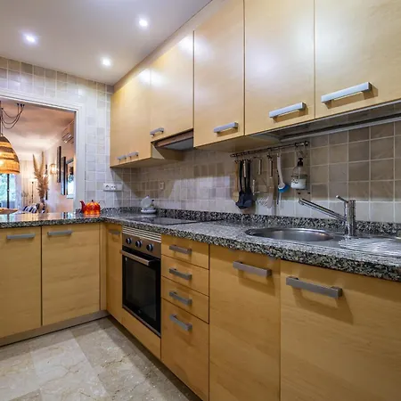 Bougainvillea Retreat, Espacioso Terraza & Parking * Estepona