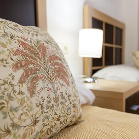 Bougainvillea Retreat, Espacioso Terraza & Parking Apartman *