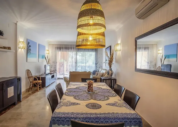 Bougainvillea Retreat, Espacioso Terraza & Parking Apartment Estepona