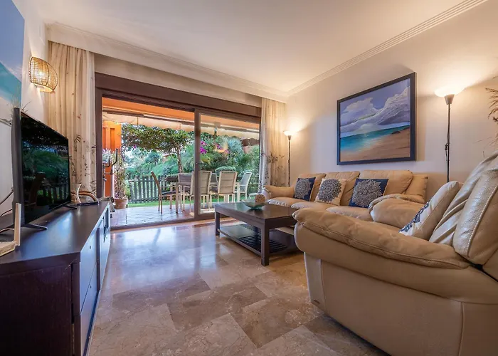 Bougainvillea Retreat, Espacioso Terraza & Parking Apartment Estepona