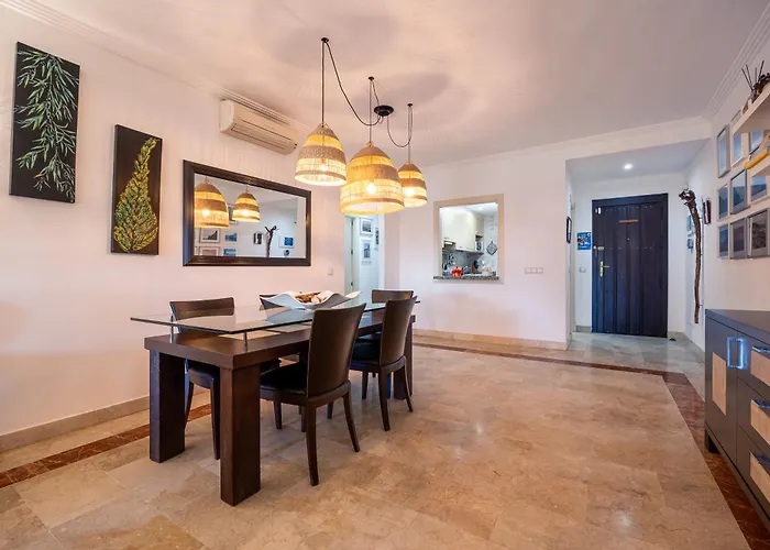 Bougainvillea Retreat, Espacioso Terraza & Parking Apartment