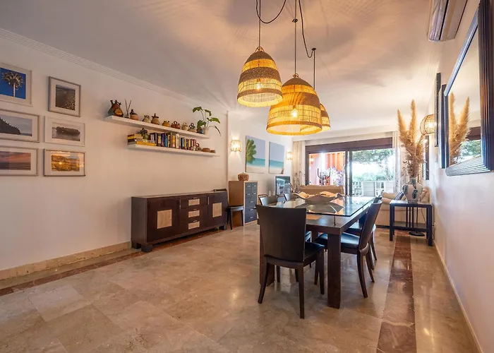 Bougainvillea Retreat, Espacioso Terraza & Parking Apartament Estepona