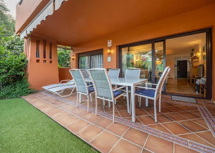 Apartment Bougainvillea Retreat, Espacioso Terraza & Parking Estepona