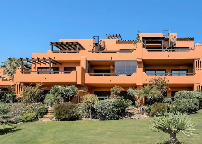 Bougainvillea Retreat, Espacioso Terraza & Parking Apartment Estepona