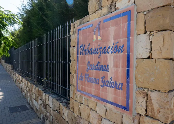 Bougainvillea Retreat, Espacioso Terraza & Parking Apartament