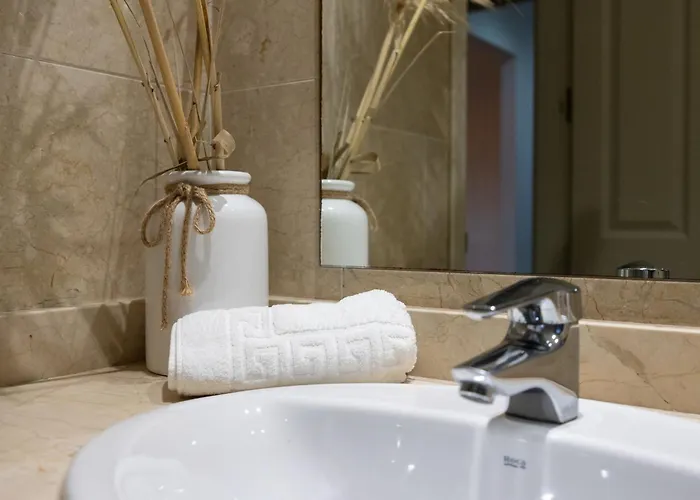 Bougainvillea Retreat, Espacioso Terraza & Parking Estepona