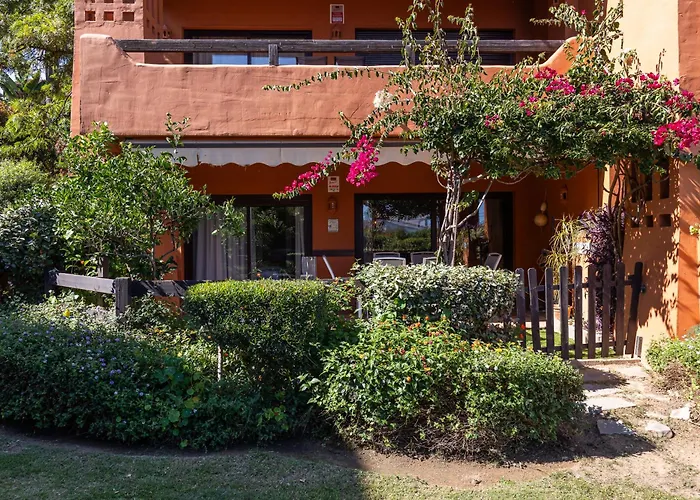 Bougainvillea Retreat, Espacioso Terraza & Parking * Estepona