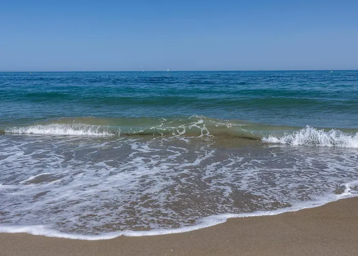 Bougainvillea Retreat, Espacioso Terraza & Parking Apartment Estepona