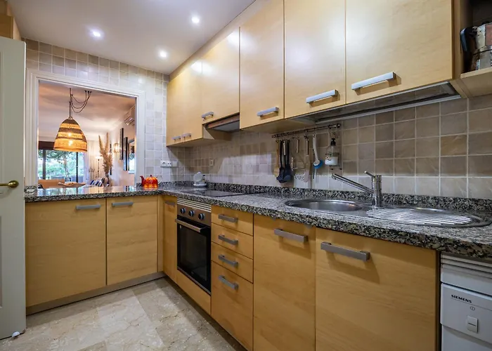 Bougainvillea Retreat, Espacioso Terraza & Parking * Estepona