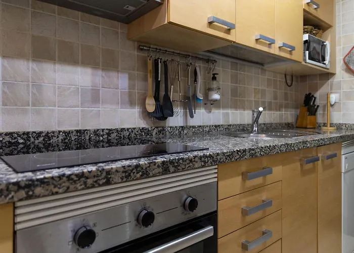 Bougainvillea Retreat, Espacioso Terraza & Parking Apartment *