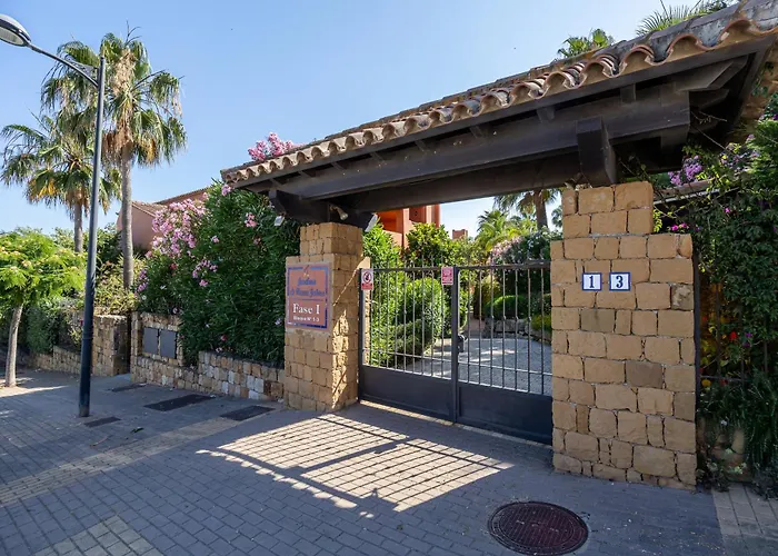 Apartment Bougainvillea Retreat, Espacioso Terraza & Parking Estepona