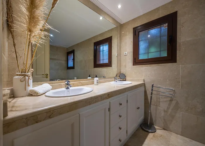 Bougainvillea Retreat, Espacioso Terraza & Parking Estepona