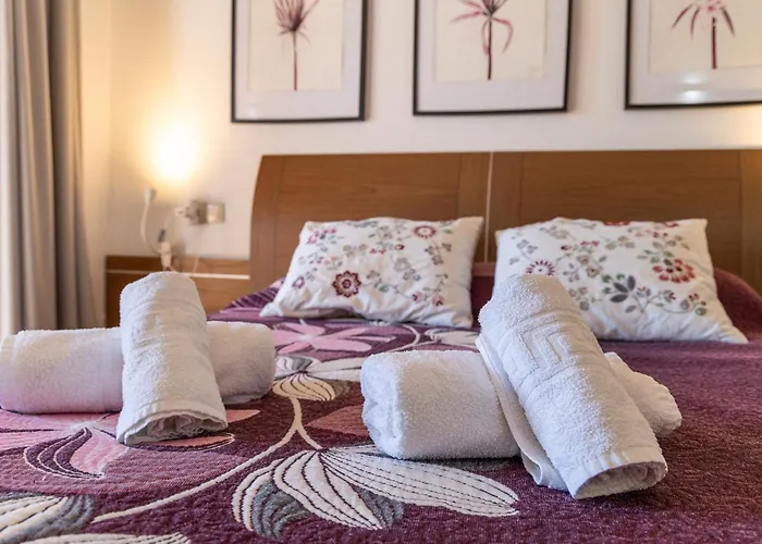 Bougainvillea Retreat, Espacioso Terraza & Parking Apartament Estepona