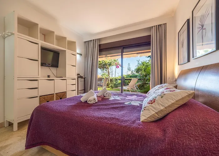 Bougainvillea Retreat, Espacioso Terraza & Parking * Estepona